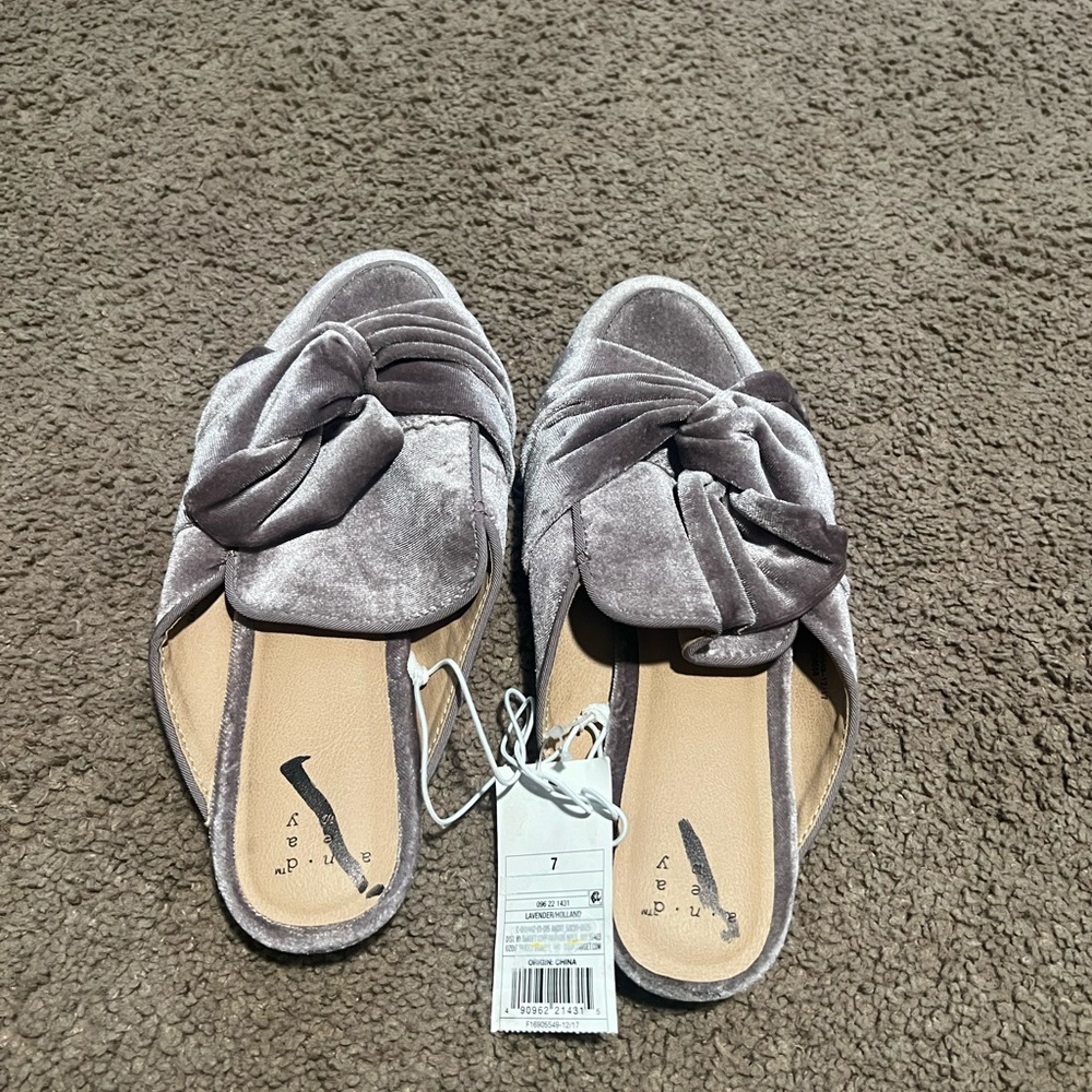 Women’s Velvet Knot Slide Sandals in Light Gray. READ DESCRIPTION